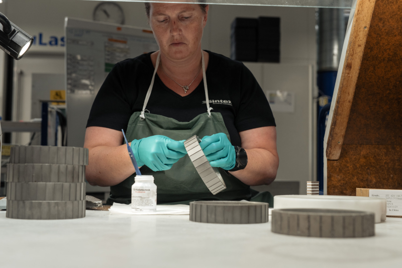 Sintex production of permanent magnets